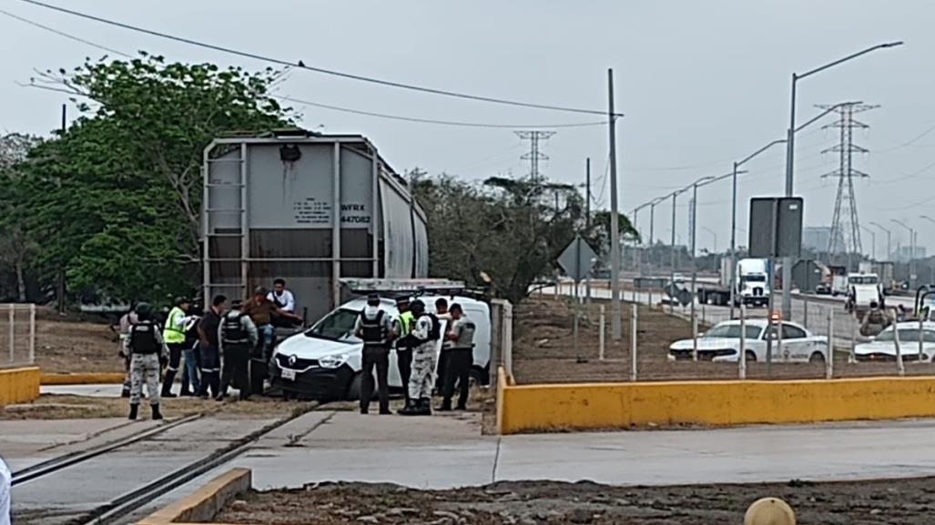 Tren en reversa arrolla a camioneta en Altamira