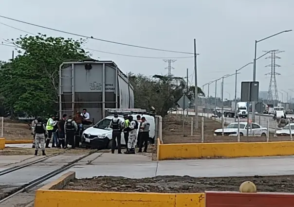 Tren en reversa arrolla a camioneta en Altamira