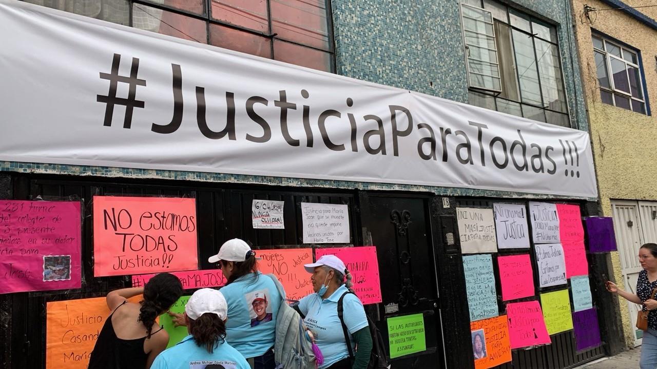 Diferentes familiares y amigos acudieron a la casa de Miguel N para exigir justicia. Foto: Ramón Ramírez