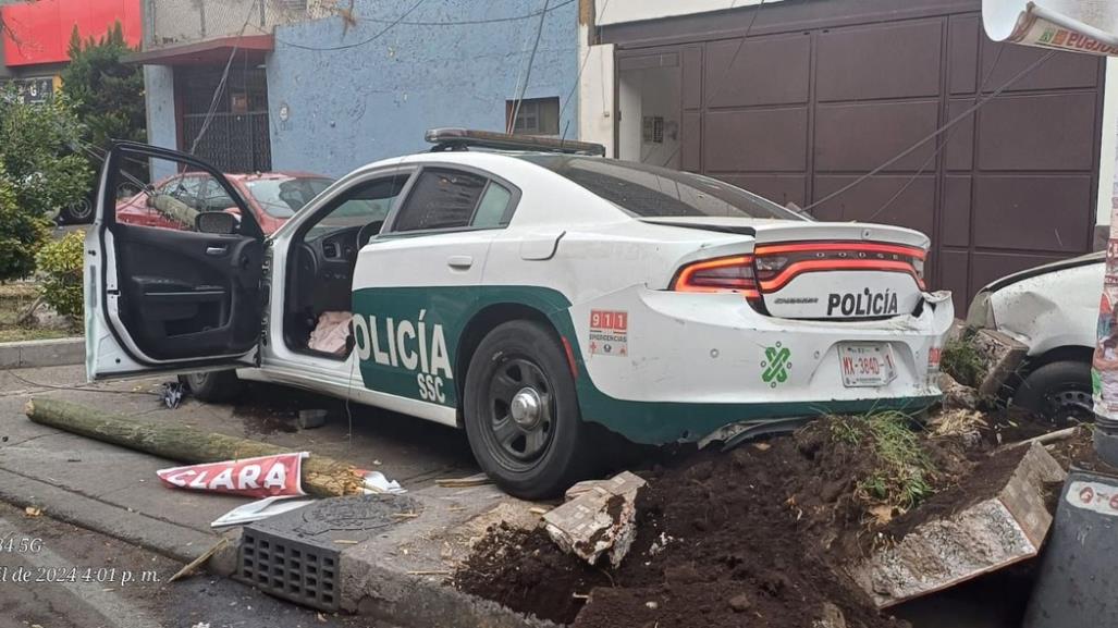 Aparatoso choque es protagonizado por una patrulla y un auto en GAM