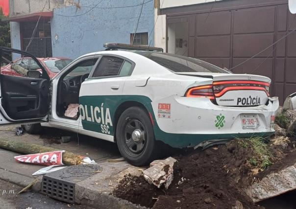 Aparatoso choque es protagonizado por una patrulla y un auto en GAM