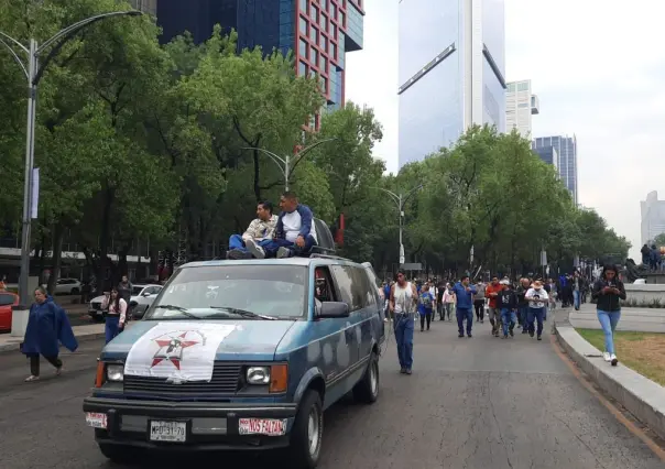 ¡Se quedan en plantón! Familiares y normalistas de Ayotzinapa llegan a CDMX