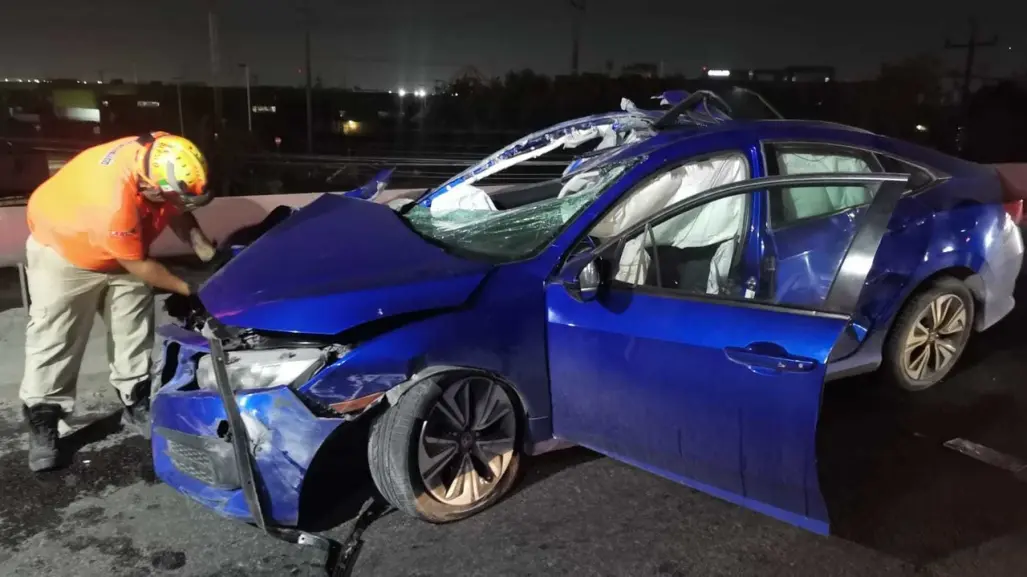 Vuelca hombre su auto tras viajar ebrio en Apodaca