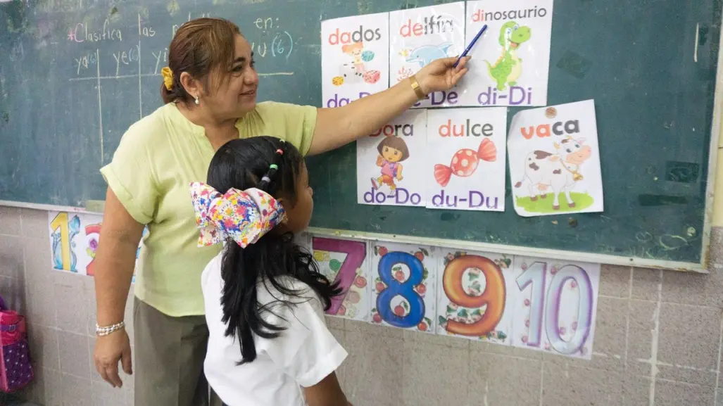 La profesora Rosa Padilla Díaz es nombrada Maestra Distinguida 2024