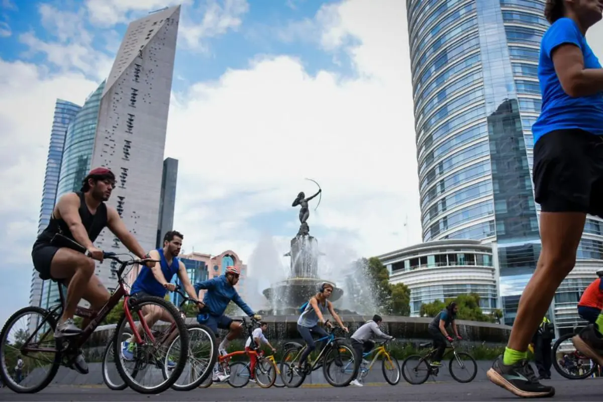 Ciclistas frente a la Diana Cazadora en CDMX. Foto: INDEPORTE