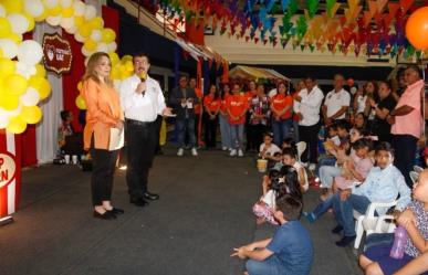 Dámaso Anaya y su esposa presiden el festival del SUTUAT por el Día del Niño