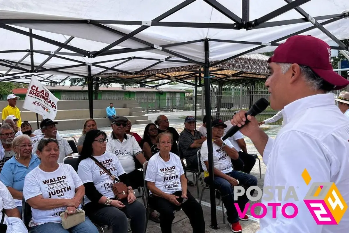 El candidato de Morena a la alcaldía de San Nicolás, Víctor David Guerrero, con vecinos de la colonia Azteca. Foto: Morena