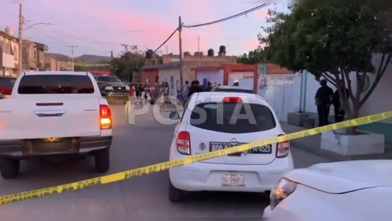 Autoridades realizan el acordonamiento en el domicilio en el que un hombre se quitó la vida. Foto: Especial/POSTAMX.