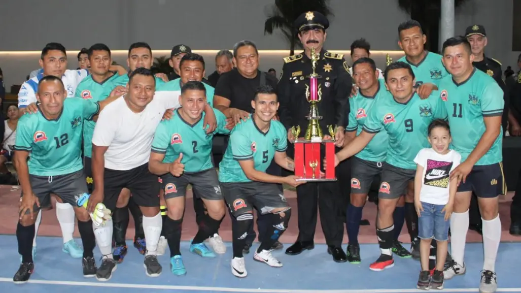 Comandante Saidén premia a ganadores de torneo de futbol de SSP