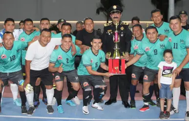 Comandante Saidén premia a ganadores de torneo de futbol de SSP