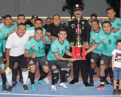 Comandante Saidén premia a ganadores de torneo de futbol de SSP