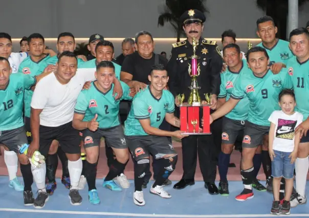 Comandante Saidén premia a ganadores de torneo de futbol de SSP