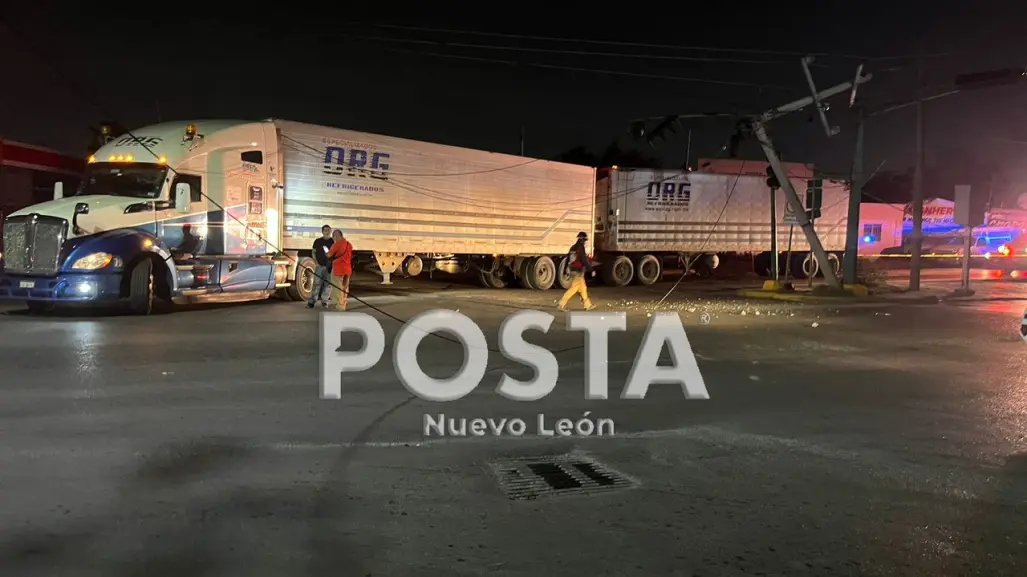 Tráiler derriba postes de luz y provoca cierres al norte de Monterrey