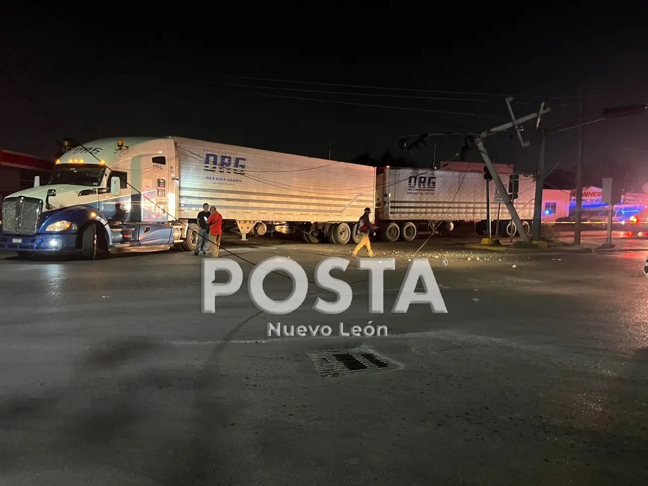 Un chofer derribó al menos dos postes de luz. Fotos. Rafael Reyna.