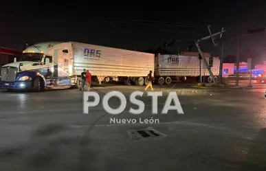 Tráiler derriba postes de luz y provoca cierres al norte de Monterrey