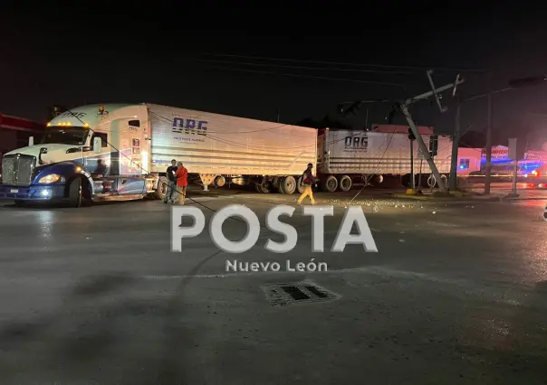 Tráiler derriba postes de luz y provoca cierres al norte de Monterrey