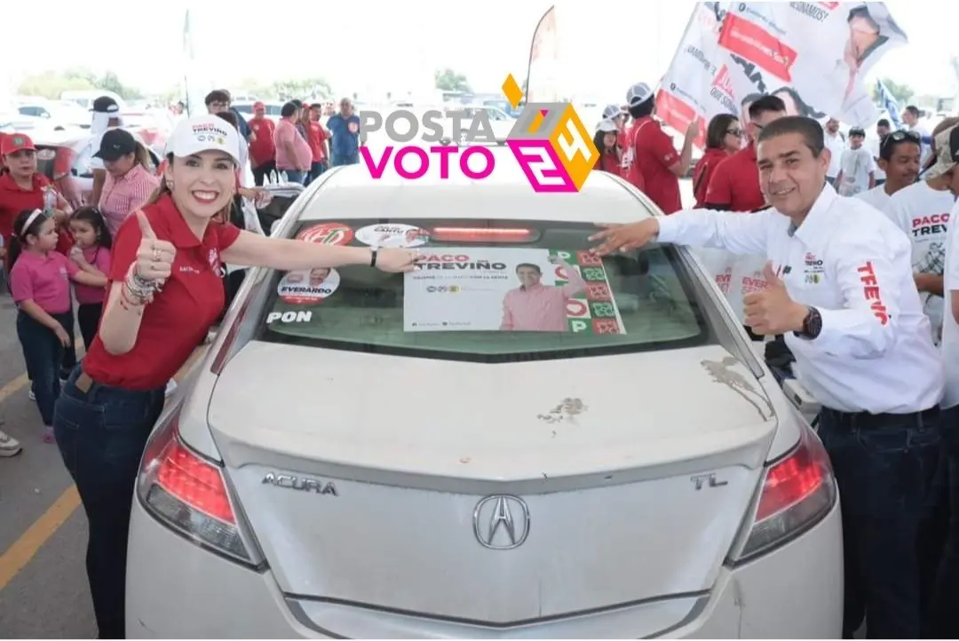 Paco Treviño pegando calcas a un auto en el evento. Foto: Paco Treviño.