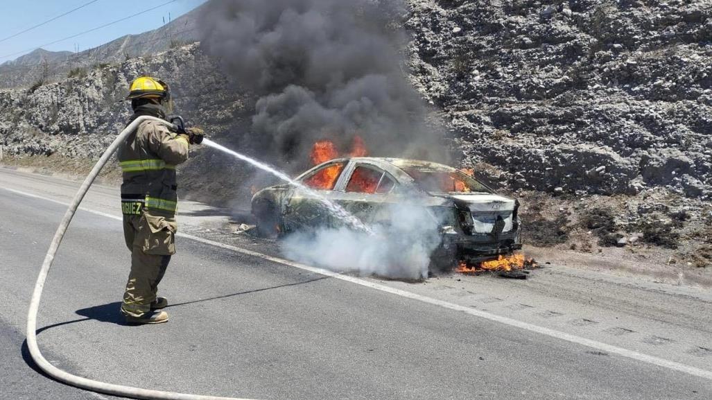 Incendio consume automóvil en la carretera Monterrey - Saltillo