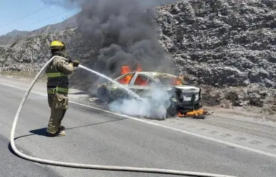 Incendio consume automóvil en la carretera Monterrey - Saltillo