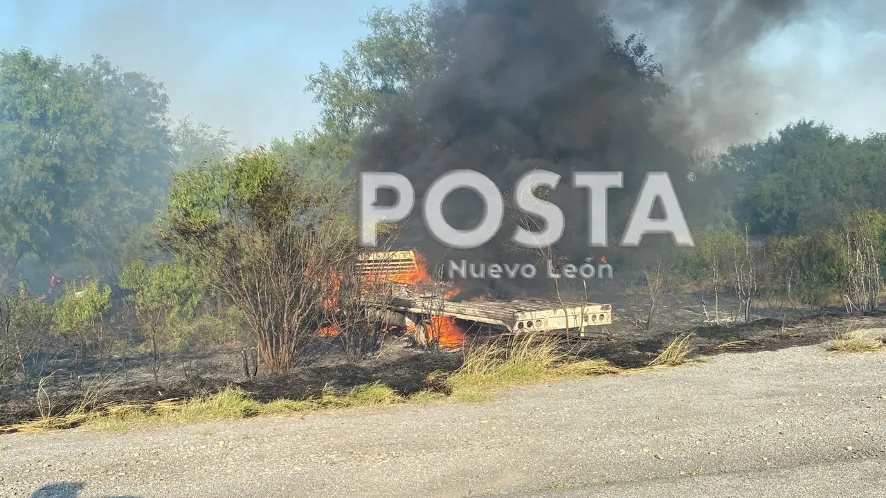 Patrullas de Fuerza Civil sobre la autopista a Reynosa, vehículo incendiado. Foto: Raymundo Elizalde