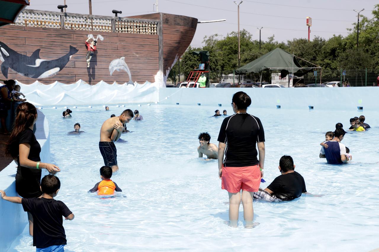 Niños y adultos disfrutando de las albercas del Divertiparque de Escobedo. Foto: Gobierno de Escobedo