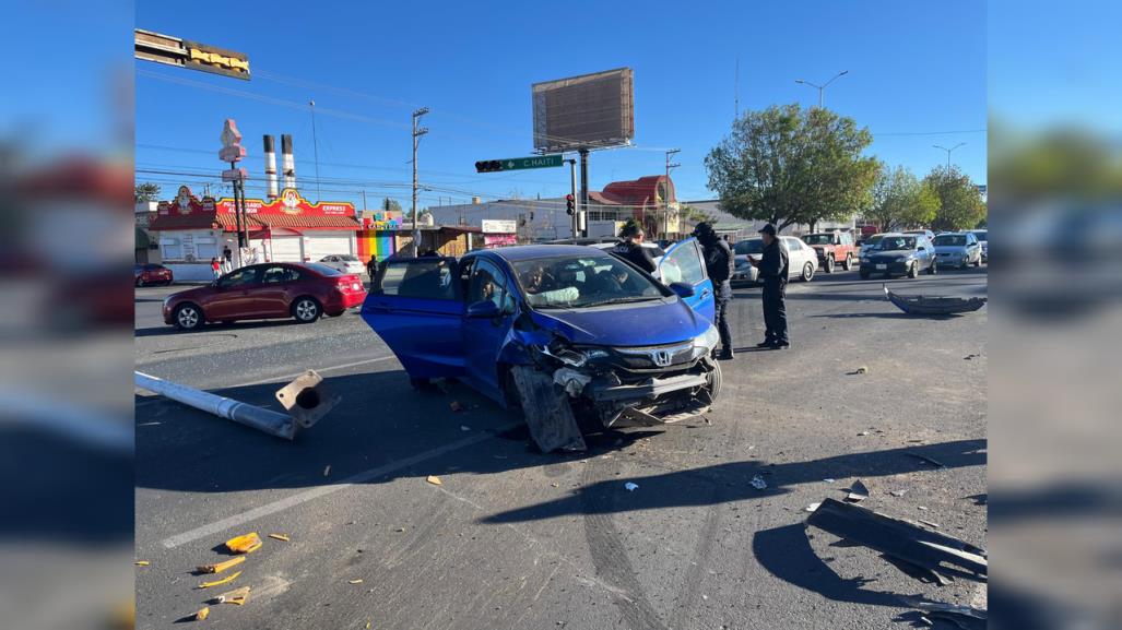 Derriba dos lámparas y choca contra dos autos en el bulevar Francisco Villa