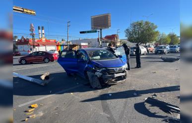 Derriba dos lámparas y choca contra dos autos en el bulevar Francisco Villa