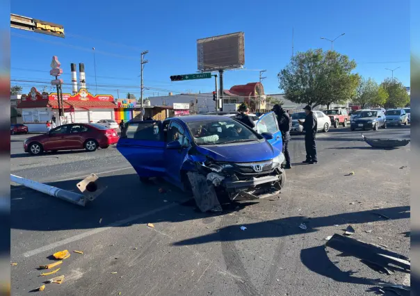 Derriba dos lámparas y choca contra dos autos en el bulevar Francisco Villa