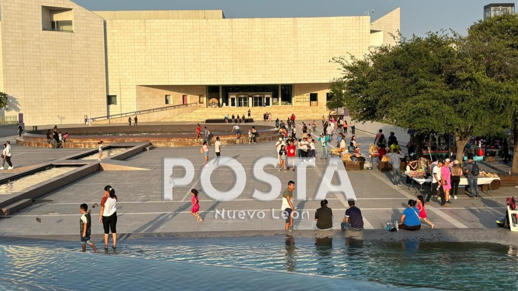 ¡Al agua patos!, niños se dan chapuzón en fuente del Museo de Historia