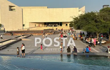 ¡Al agua patos!, niños se dan chapuzón en fuente del Museo de Historia