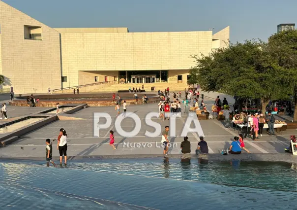 ¡Al agua patos!, niños se dan chapuzón en fuente del Museo de Historia