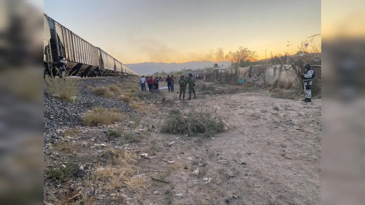 La víctima se encontraba sobre las vías cuando el ferrocarril lo embistió, aunque otra versión afirma que cayó de éste. Foto: Especial