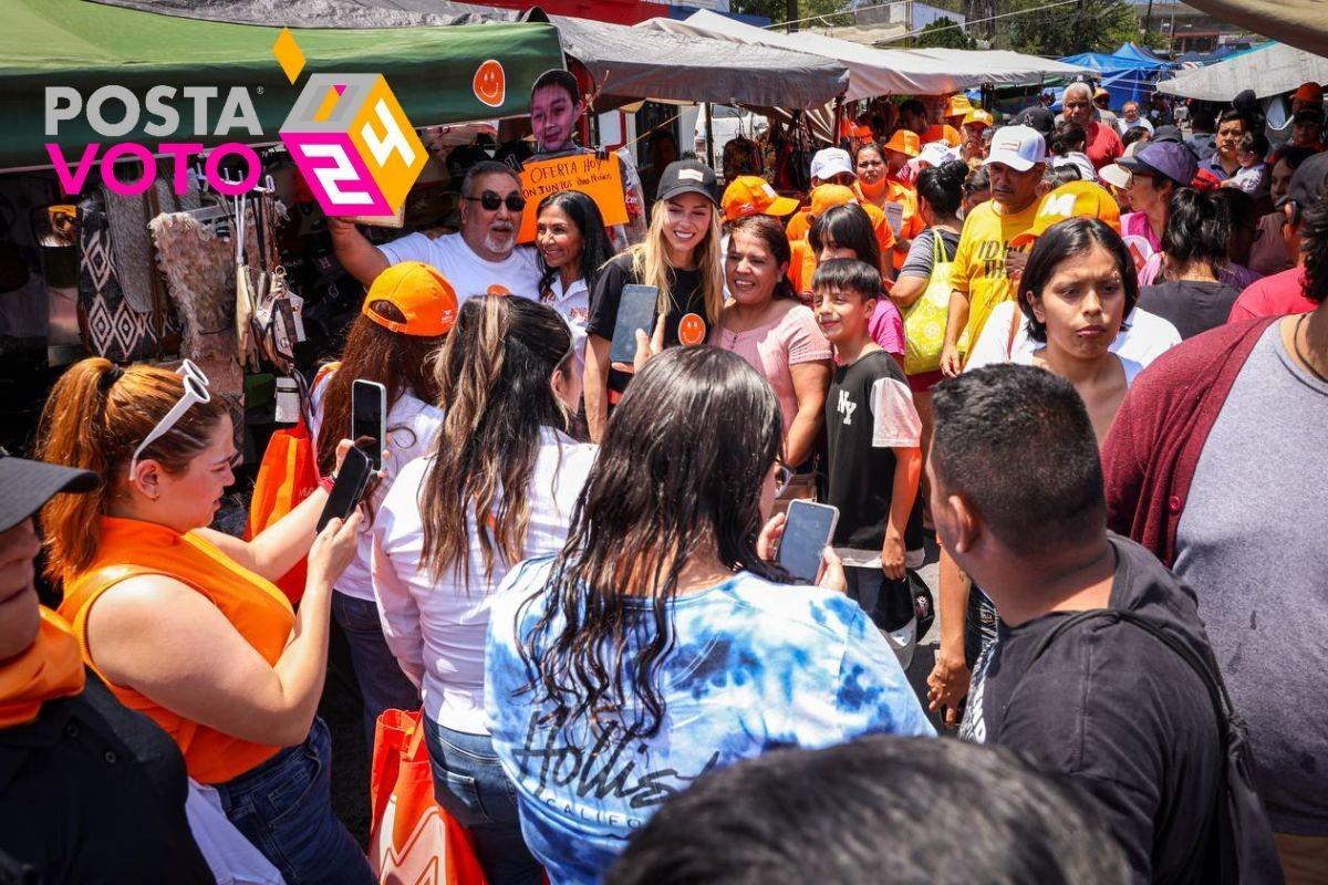 Un grupo personas y la candidata a la alcaldía de Monterrey por Movimiento Ciudadano, Mariana Rodríguez. Foto: Movimiento Ciudadano