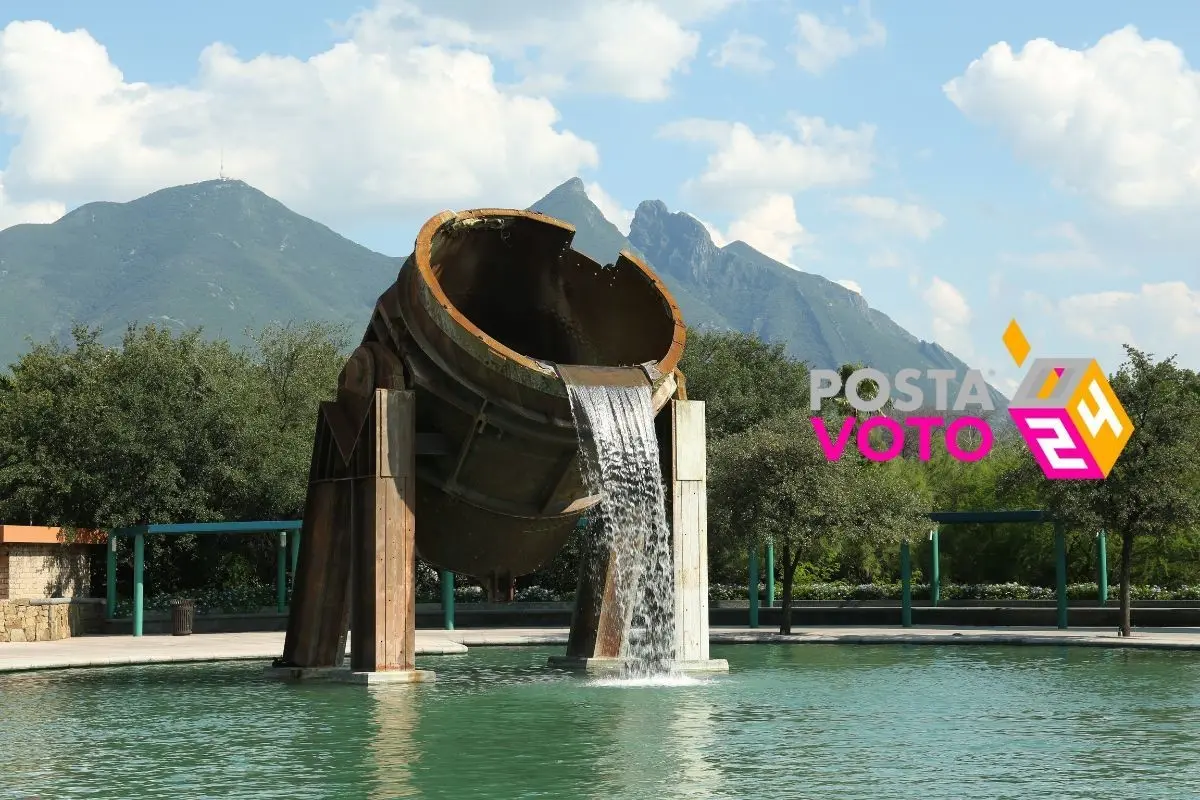 Fuente en el Paseo Santa Lucía y el Cerro de la Silla en Nuevo León. Foto: Canva