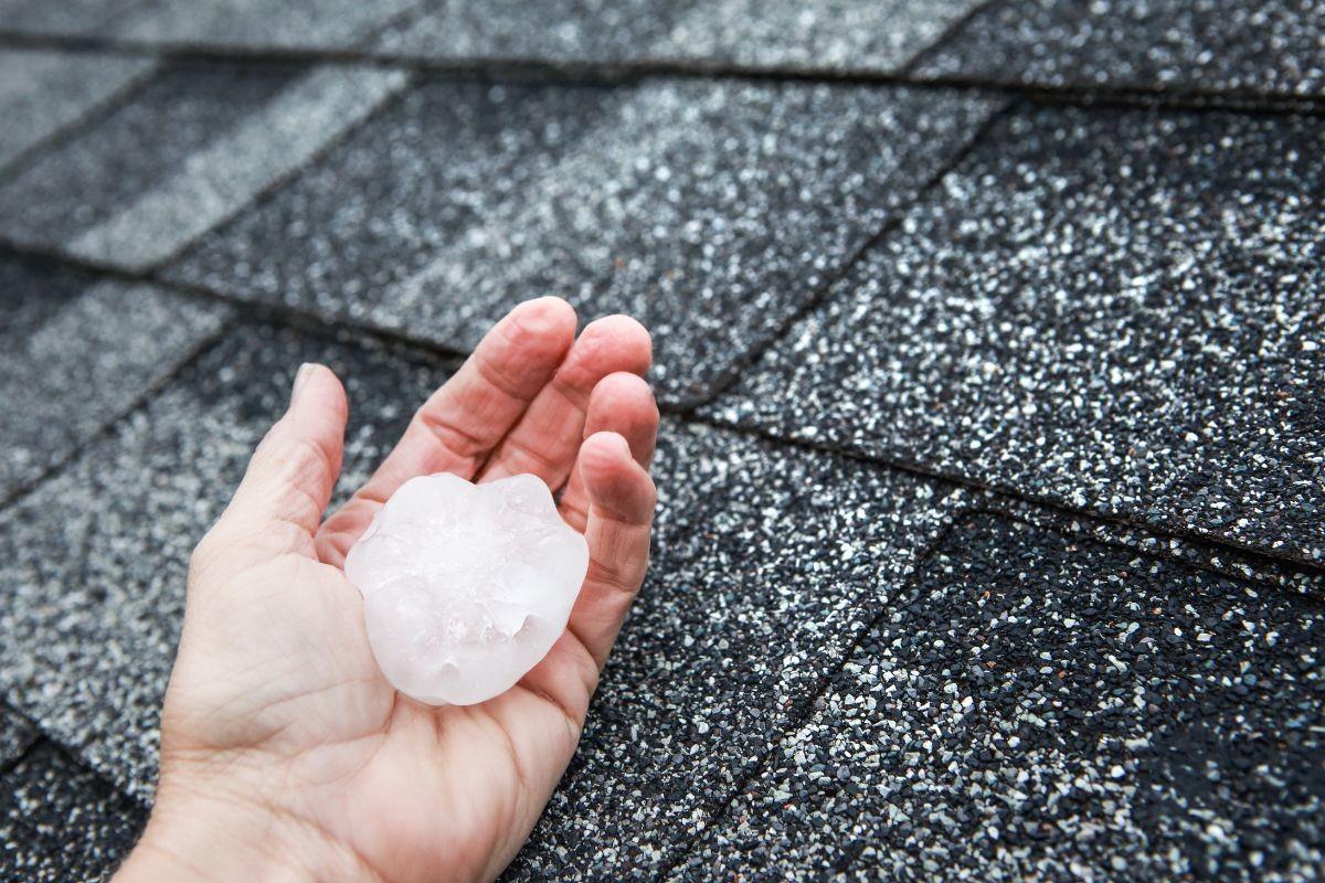 Mano de persona con un granizo en la calle. Foto: Canva