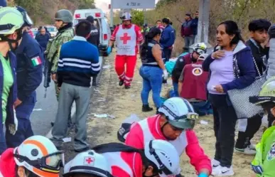 ¡Qué tragedia! Mueren 14 peregrinos en volcadu autobús en Malinalco