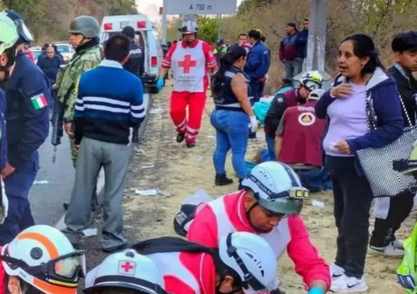 ¡Qué tragedia! Mueren 14 peregrinos en volcadu autobús en Malinalco