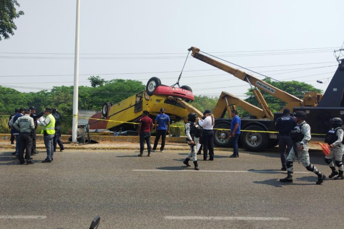 Personal de la Guardia Nacional asiste autobús volcado en la carretera macuspana por accidente. Foto tomada de: POSTA