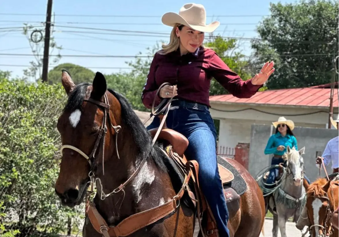 La alcaldesa de Muzquiz, Tania Flores Guerra, durante la tradicional cabalgata del Ejido La Cuchilla, donde generó gran expectativa entre los habitantes de Múzquiz. Foto: Redes Sociales