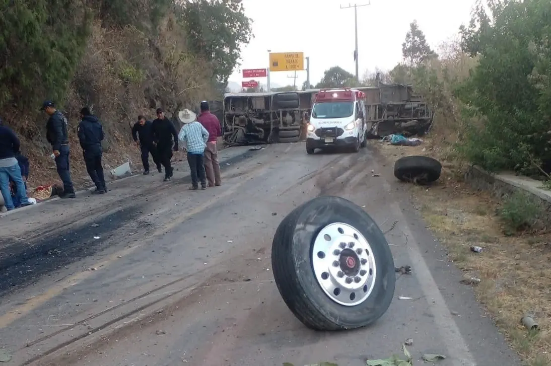 Pobladores y autoridades en el sitio viendo los daños de la volcadura. Foto: Fuentes Fidedignas.