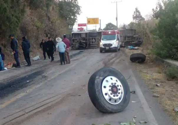 Vuelca autobús con peregrinos en Estado de México, hay 14 muertos