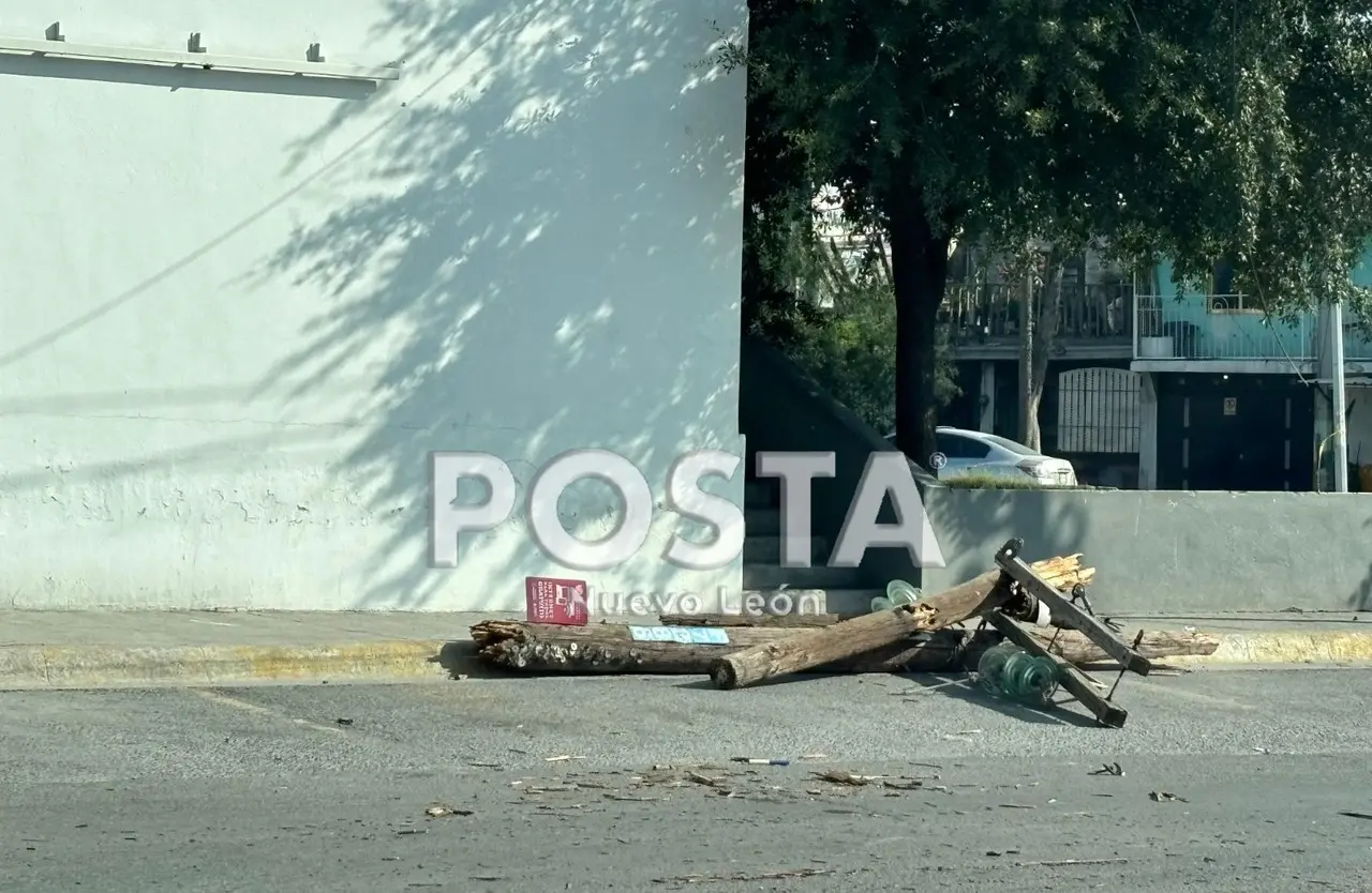 Una parte de un poste de luz que quedó destruido. Foto: Diego Beltrán.