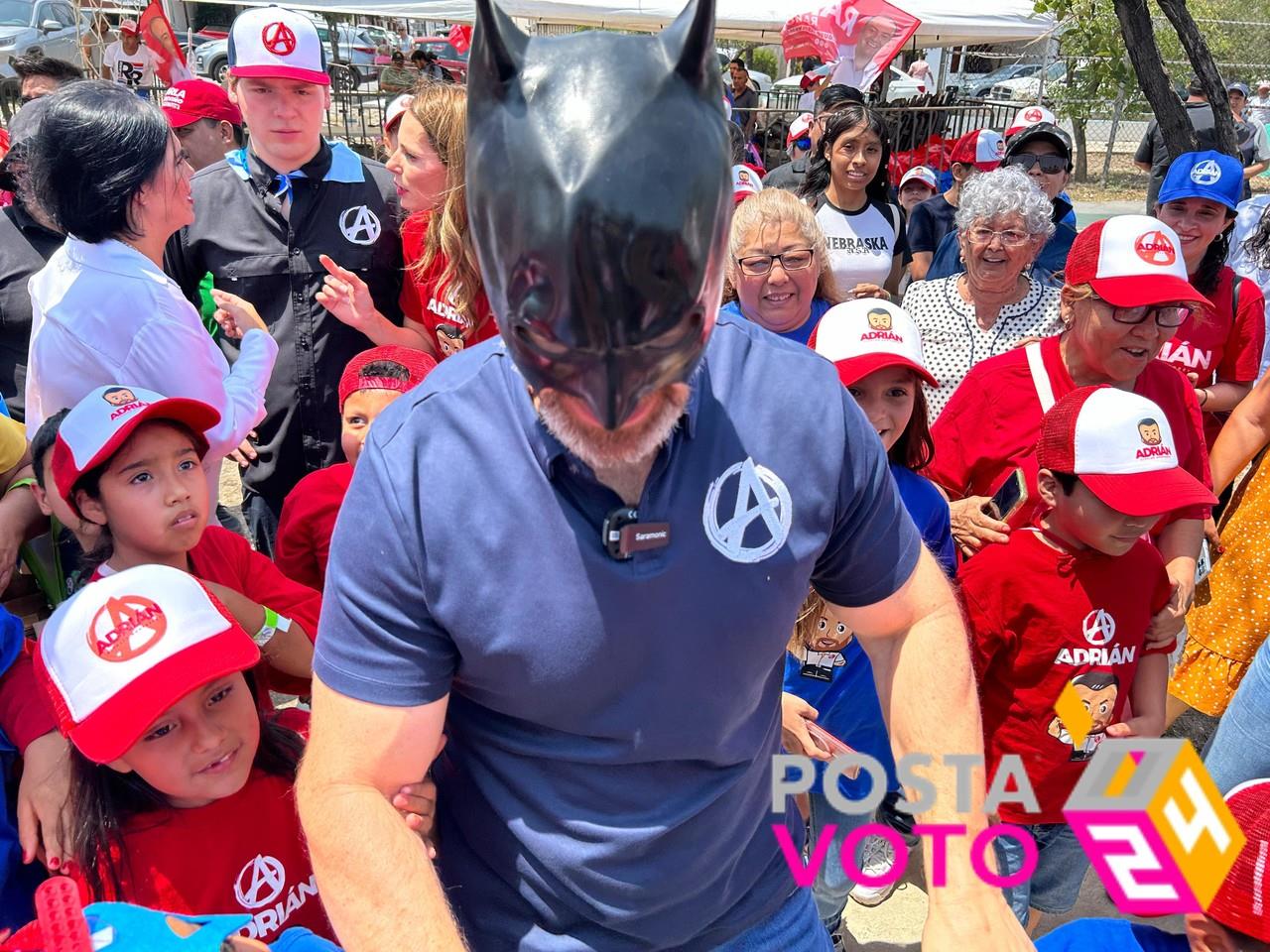 Adrián de la Garza convivió con niños en colonia Unidad Modelo. Fotos. Jorge López