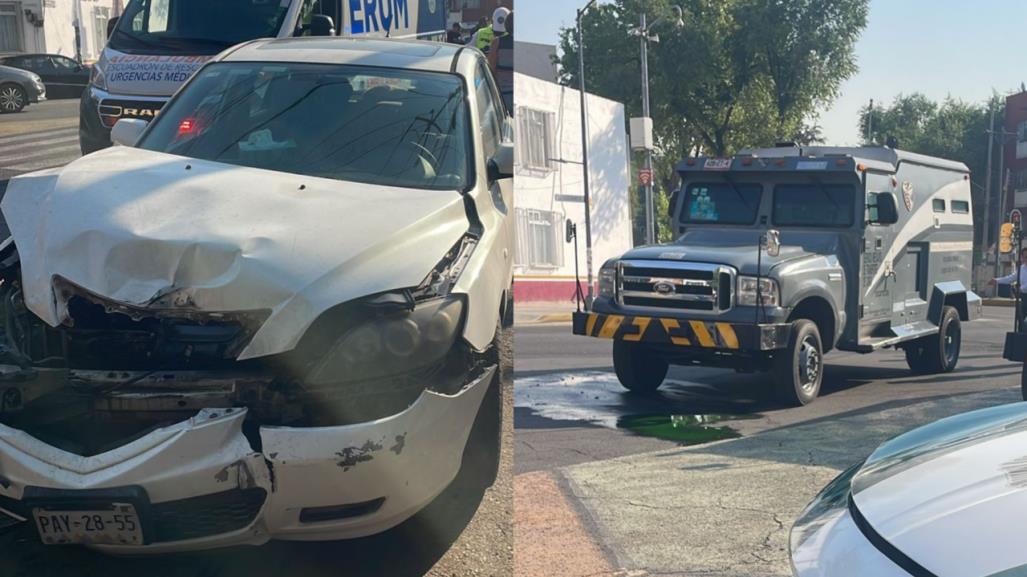 Choca camioneta de de valores contra auto compacto en la Doctores