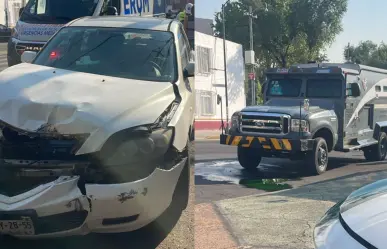 Choca camioneta de de valores contra auto compacto en la Doctores