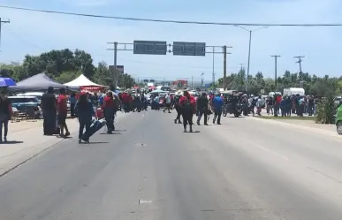 Bloquean la transpeninsular rumbo al aeropuerto de La Paz
