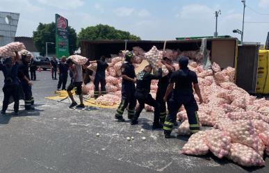 ¡A rodar! Toneladas de cebollas cayeron de un camión que se volcó en Iztapalapa