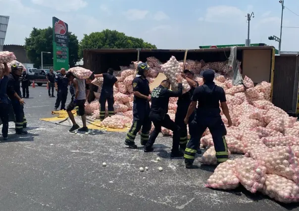 ¡A rodar! Toneladas de cebollas cayeron de un camión que se volcó en Iztapalapa