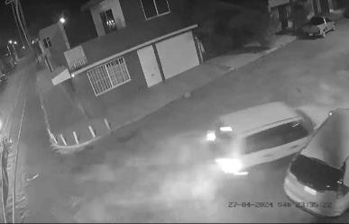 VIDEO: Choca vehículos estacionados y se da a la fuga