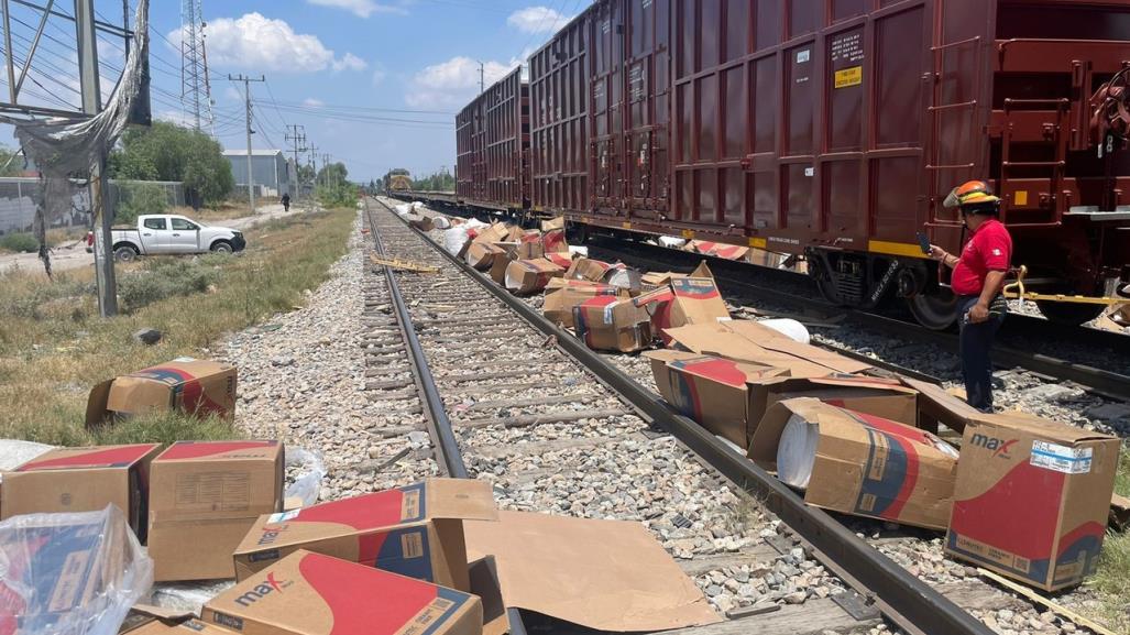 Grúa es impactada por tren en Ramos Arizpe; conductor asegura que no lo vio